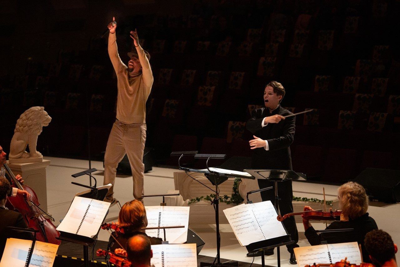 ‘TO BE’ door het Rotterdams Philharmonisch Orkest en Y.M.P (links) naast dirigent Adam Hickox.