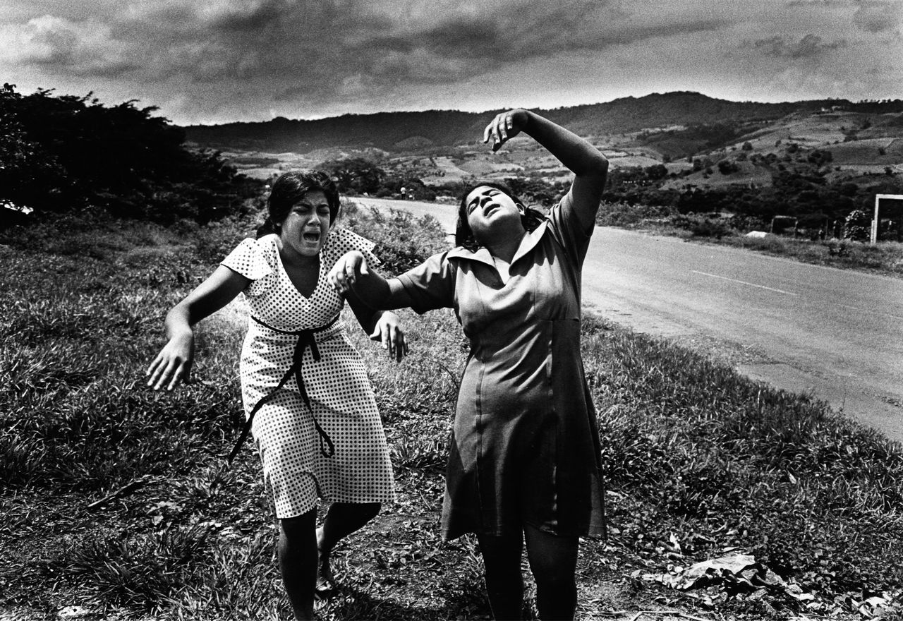 Nicaragua, Esteli, zomer 1978. Vrouwen rouwen om slachtoffers van een bombardement. De Somoza-regering hoopte met dit borbardement het voorlaatste offensief van de Sandinisten te stoppen. Foto: Koen Wessing/Hollandse Hoogte