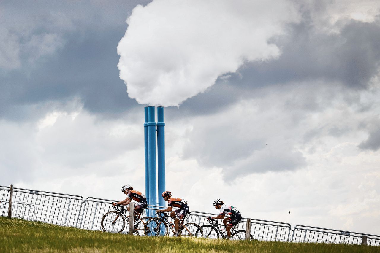 De kopgroep bij het NK wielrennen op de weg in Drenthe.