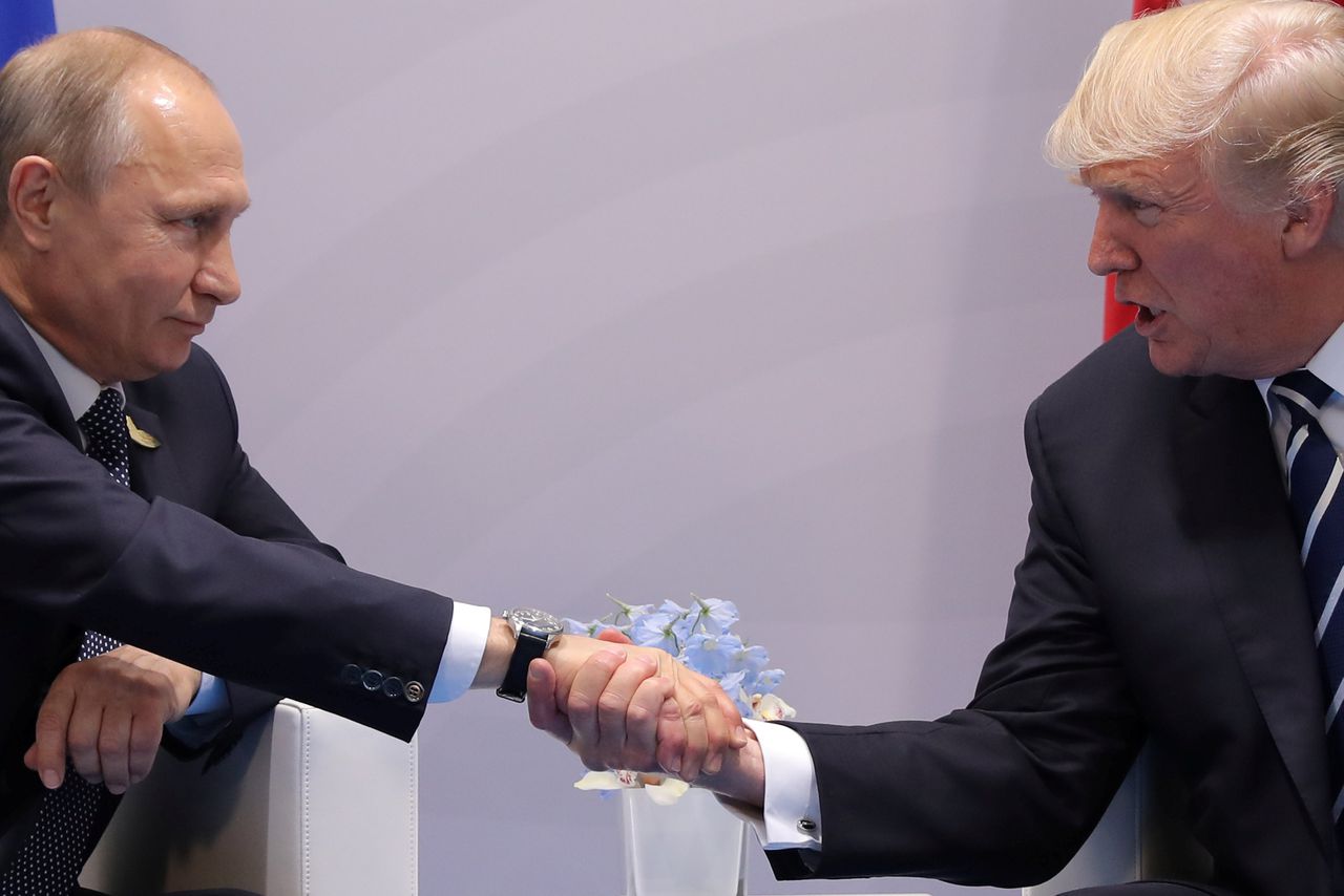 De Amerikaanse president Donald Trump (rechts) ontmoet zijn Russische ambtgenoot Vladimir Poetin tijdens de G20-top in Hamburg in juli.