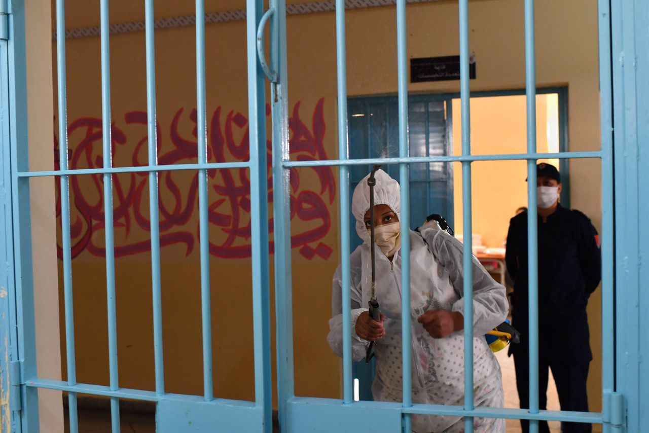 Een hek in een gevangenis in Meknes wordt gedesinfecteerd.