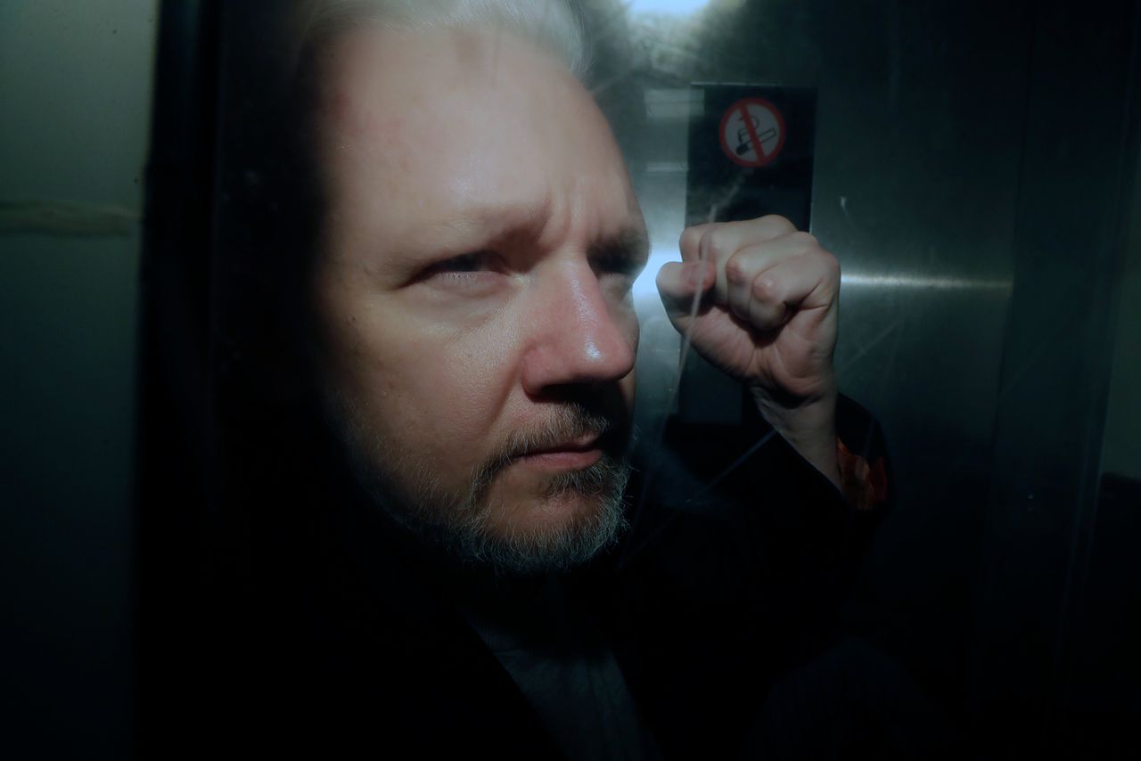 Assange was donderdag te ziek om via videoverbinding te getuigen.
