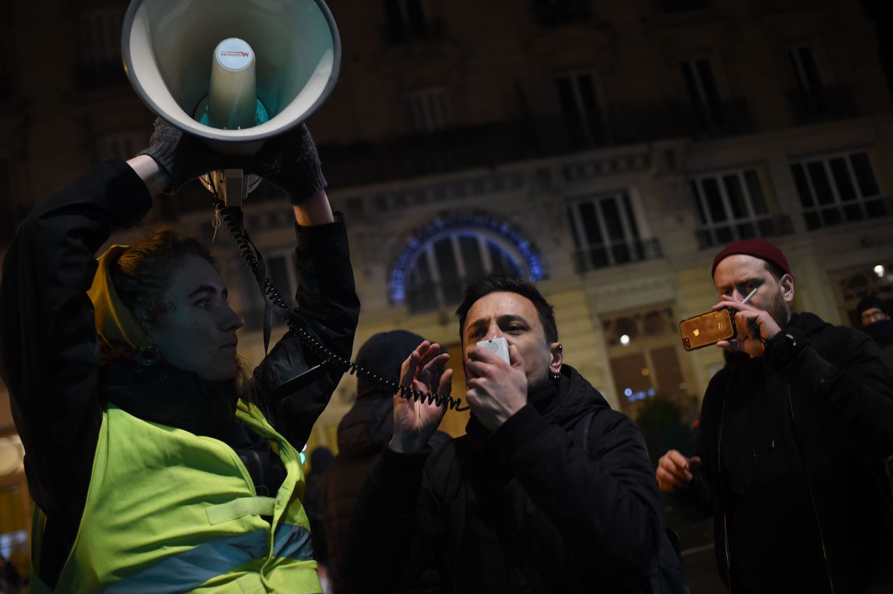 Demonstranten vrijdagavond bij het theater waar Macron aanwezig was.