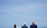 President Trump (rechts), vicepresident Pence en zijn vrouw Karen Pence bij de lancering in Florida.