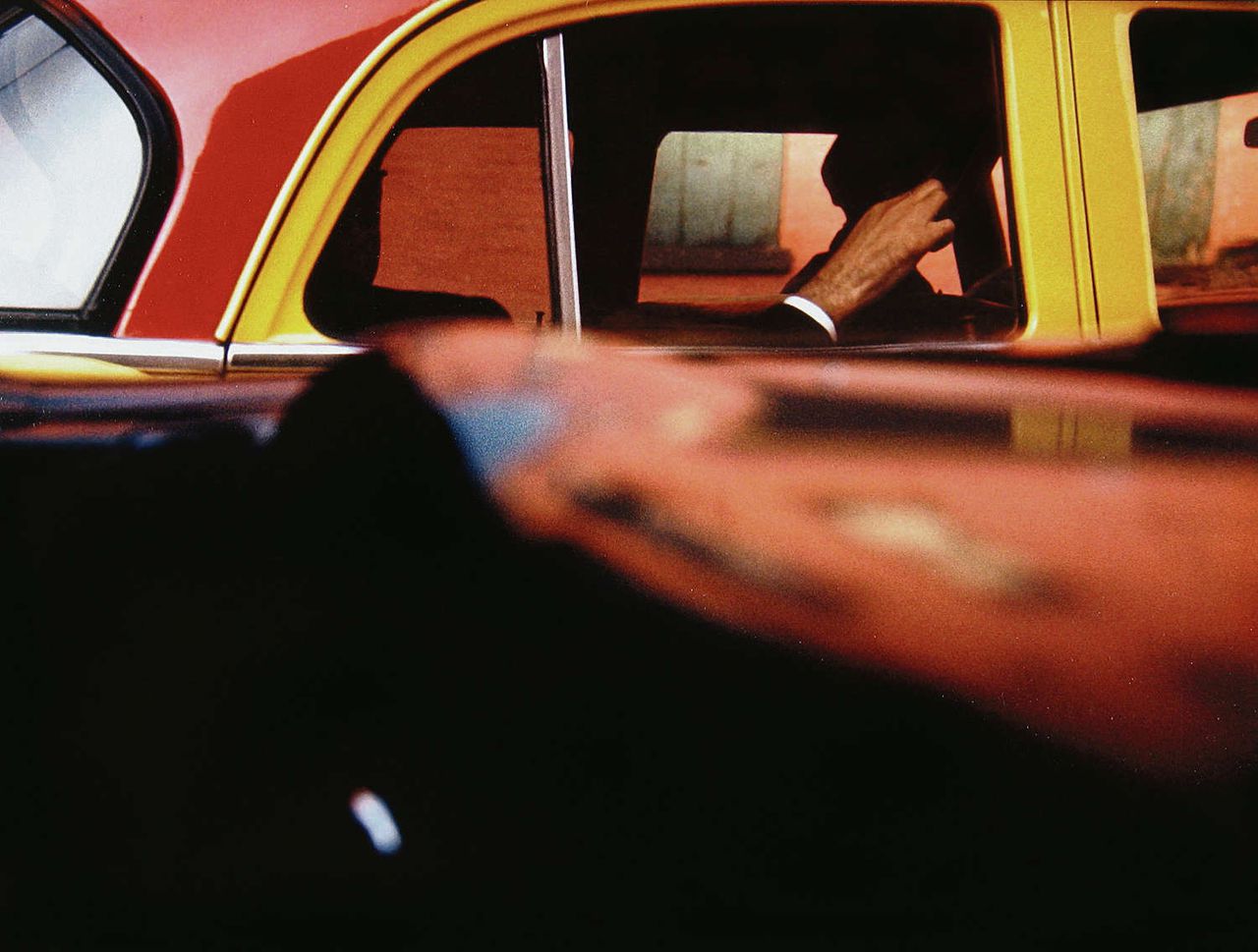 Boven: Saul Leiter, Taxi, 1957Onder: Ray Metzker,Light Lines, 1958