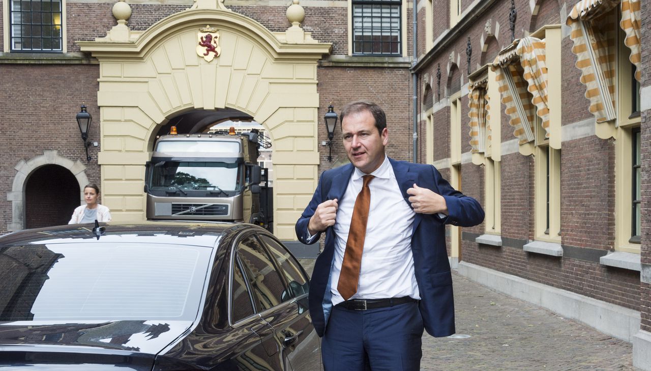 Lodewijk Asscher komt aan op het Binnenhof voor de wekelijkse ministerraad.