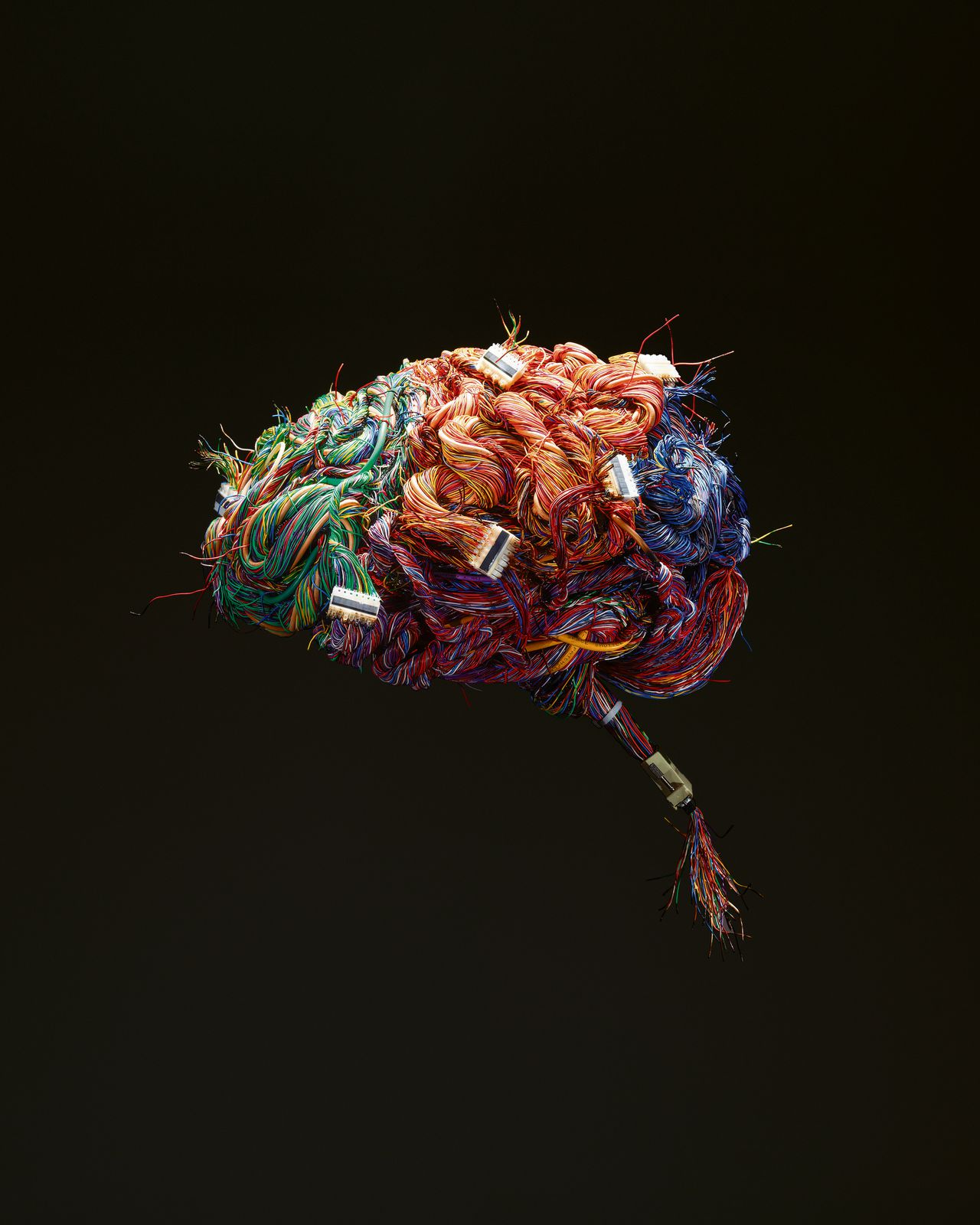 Een model van de menselijke hersenen, gemaakt van draden en stekkers.