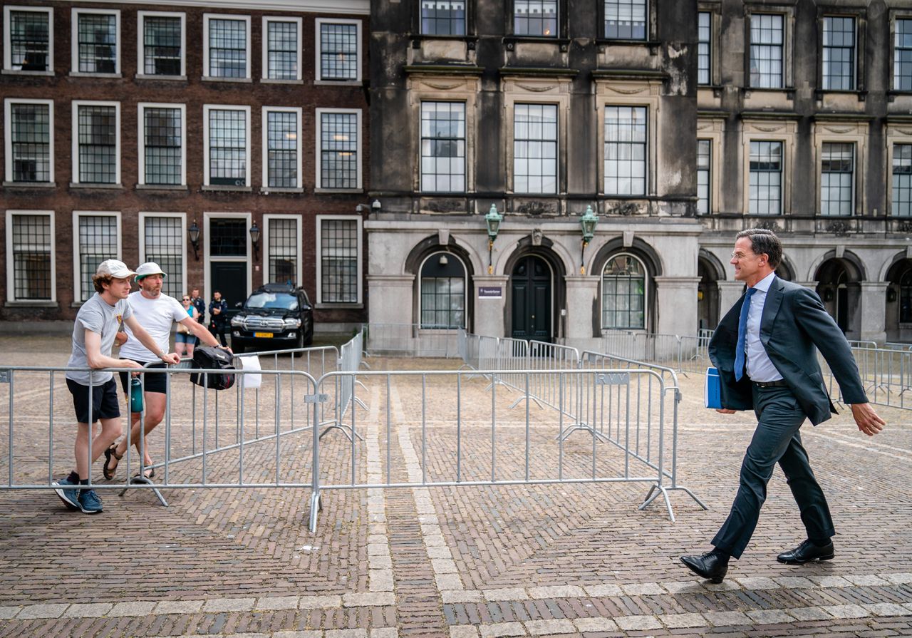 VVD-leider Mark Rutte op het Haagse Binnenhof na afloop van een gesprek met informateur Mariëtte Hamer.