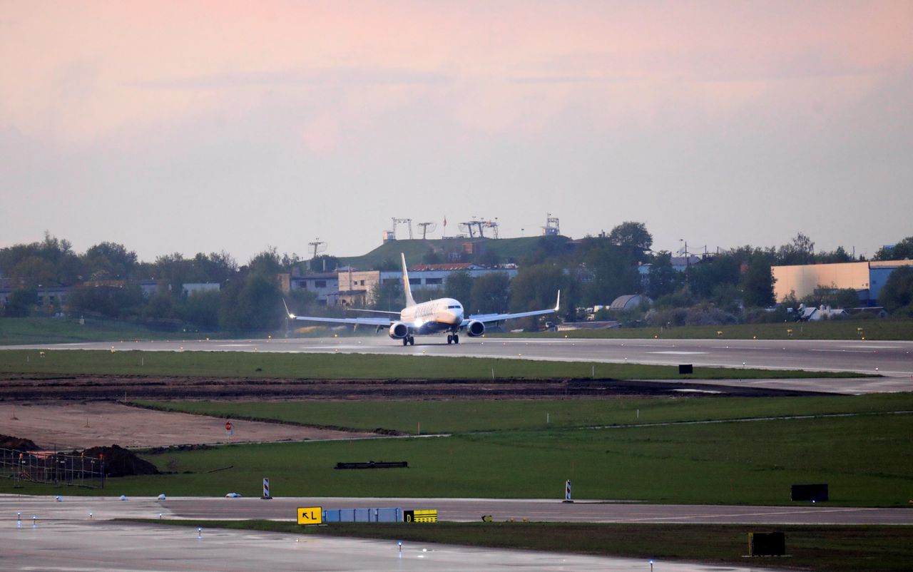 De Boeing 737-800 van Ryanair landt in Vilnius, zondagavond, na de gedwongen landing in Minsk eerder die dag.