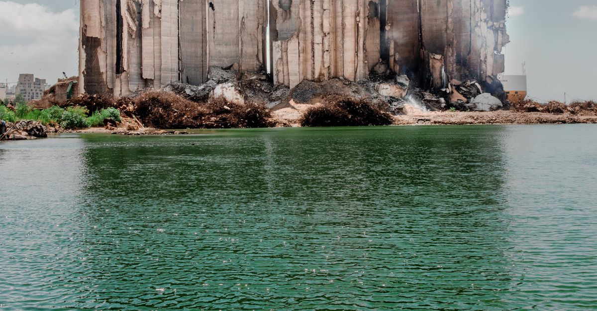 In 2020 trilde heel Beiroet door een explosie in de haven. Rond de wederopbouw is een machtsspel uitgebroken
