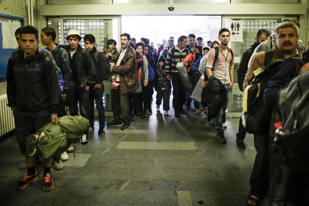 Vluchtelingen komen aan op het station Schoenefeld nabij Berlijn in Duitsland.