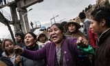 Inheemse vrouwen blokkeren de snelweg tussen La Paz en El Alto uit protest tegen de zelfverklaarde benoeming van Jeanine Añez tot interim-president van Bolivia.