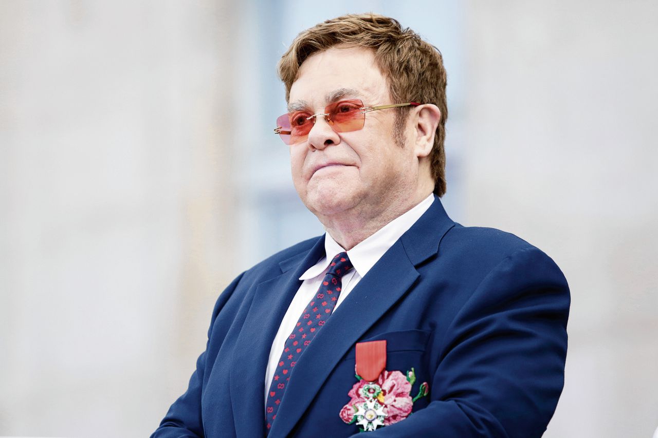 Elton John met Franse medaille.