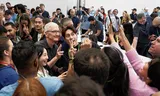 Apple-baas Tim Cook poseert tijdens een evenement op het hoofdkantoor in het Californische Cupertino, op   12 september 2023.