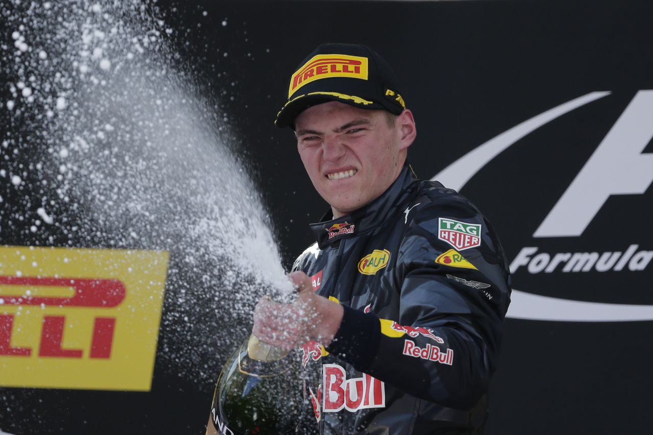 koper Afwijzen Respect Sensatie in Spanje: Max Verstappen wint zijn eerste grand prix - NRC
