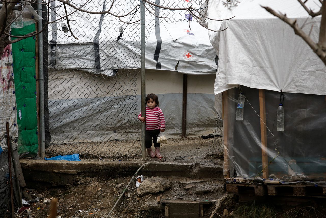 Een meisje in een geïmproviseerd kamp in de buurt van het overvolle vluchtelingenkamp Moria, gelegen op het Griekse eiland Lesbos.