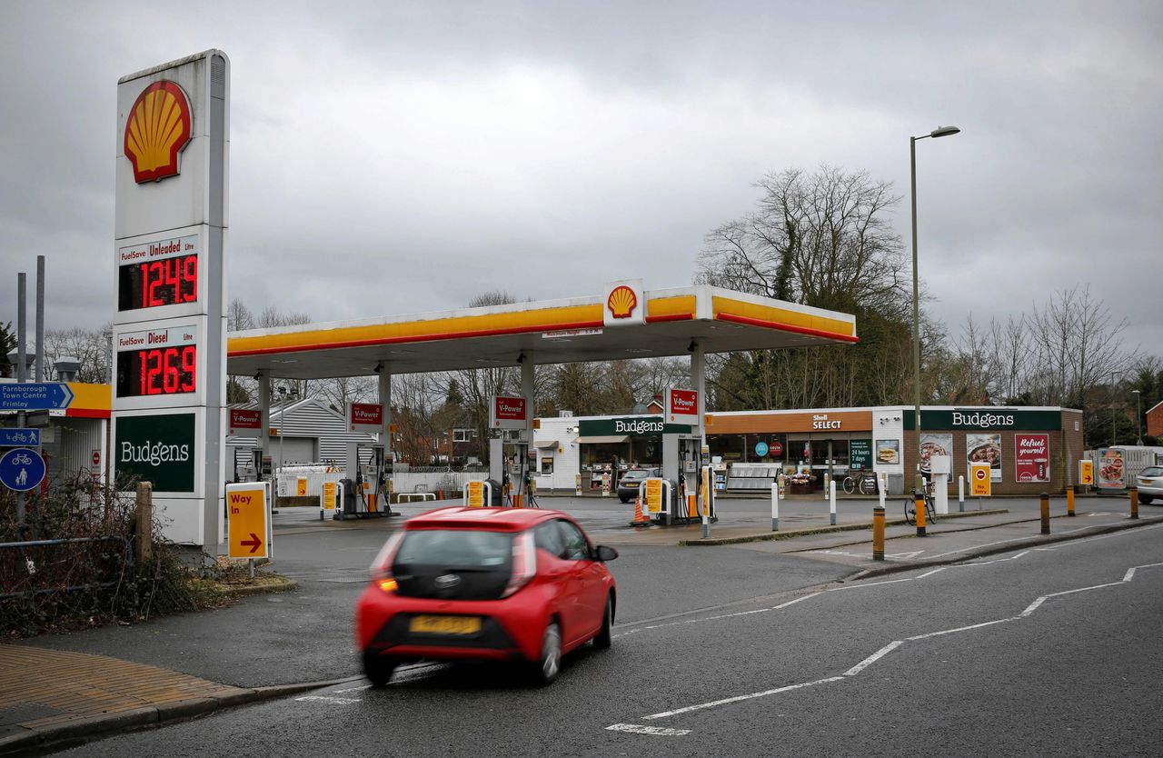 Shell-tankstation in het Verenigd Koninkrijk. Door het dividend te verlagen, bespaart Shell jaarlijks 10 miljard dollar.
