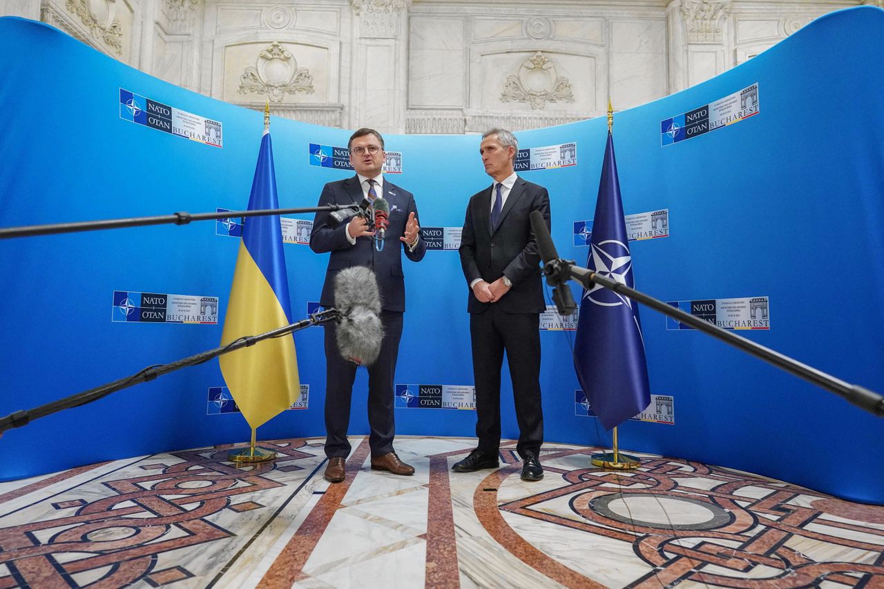 De Oekraïense minister van Buitenlandse Zaken Dmytro Koeleba (links) spreekt met NAVO-baas Jens Stoltenberg de pers toe voorafgaand aan de NAVO-bijeenkomst in Boekarest. Volgens Stoltenberg zal Oekraïne lid worden van het verbond, maar formele stappen worden daartoe deze week niet gezet.