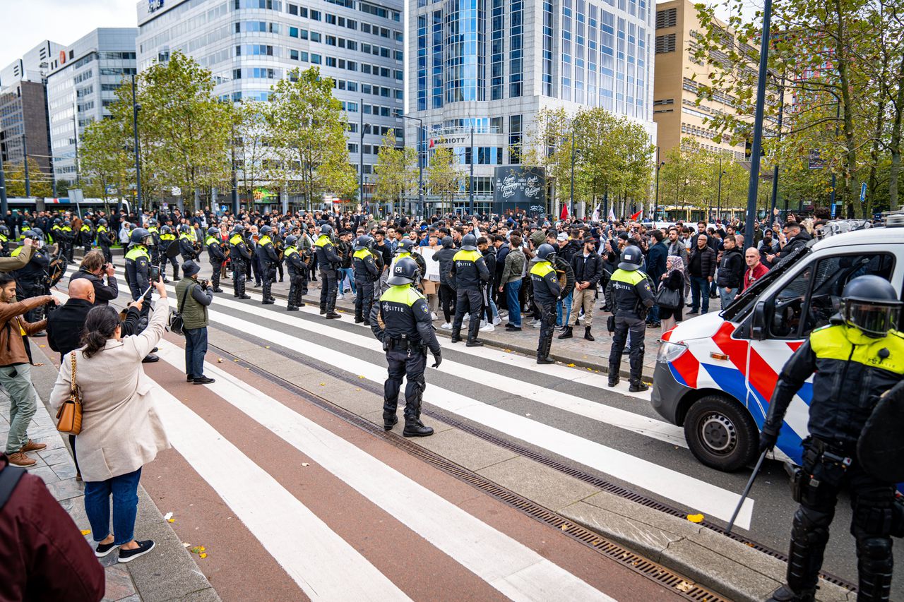 Tegendemonstranten in Rotterdam, vragen zich af: waar is Pegida? 