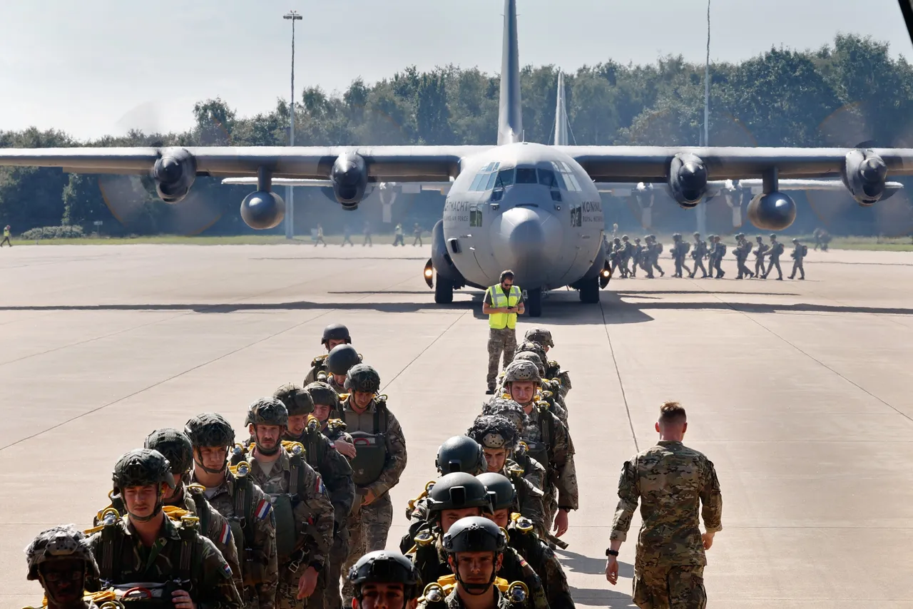 Foto van militair transportvliegtuig en militairen