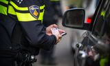 De politie Den Haag voert een routinecontrole uit. Volgens auteur Merel van Rooy kunnen de aanmaningskosten  zo snel oplopen, dat mensen daardoor in grote  financiële problemen kunnen komen.