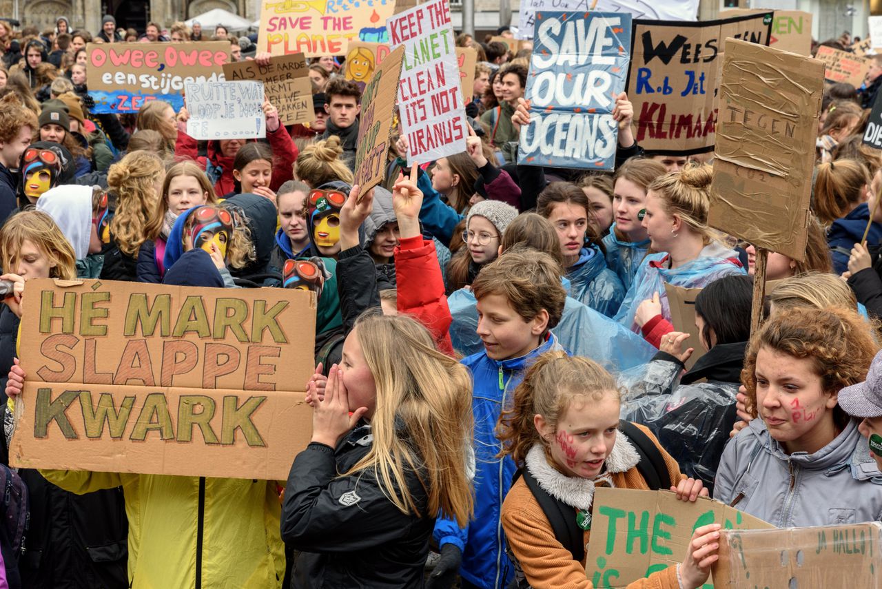 De tweede klimaatmars van jongeren, dit keer in Amsterdam, trok woensdag zo’n vijfduizend scholieren.