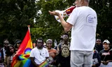 Actievoerders bij het Internationaal Homomonument worden toegesproken door Sandro Kortekaas tijdens een demonstratie van LGBT Asylum Support. De belangenorganisatie wil dat opvanglocaties voor asielzoekers veiliger worden voor kwetsbare groepen. 