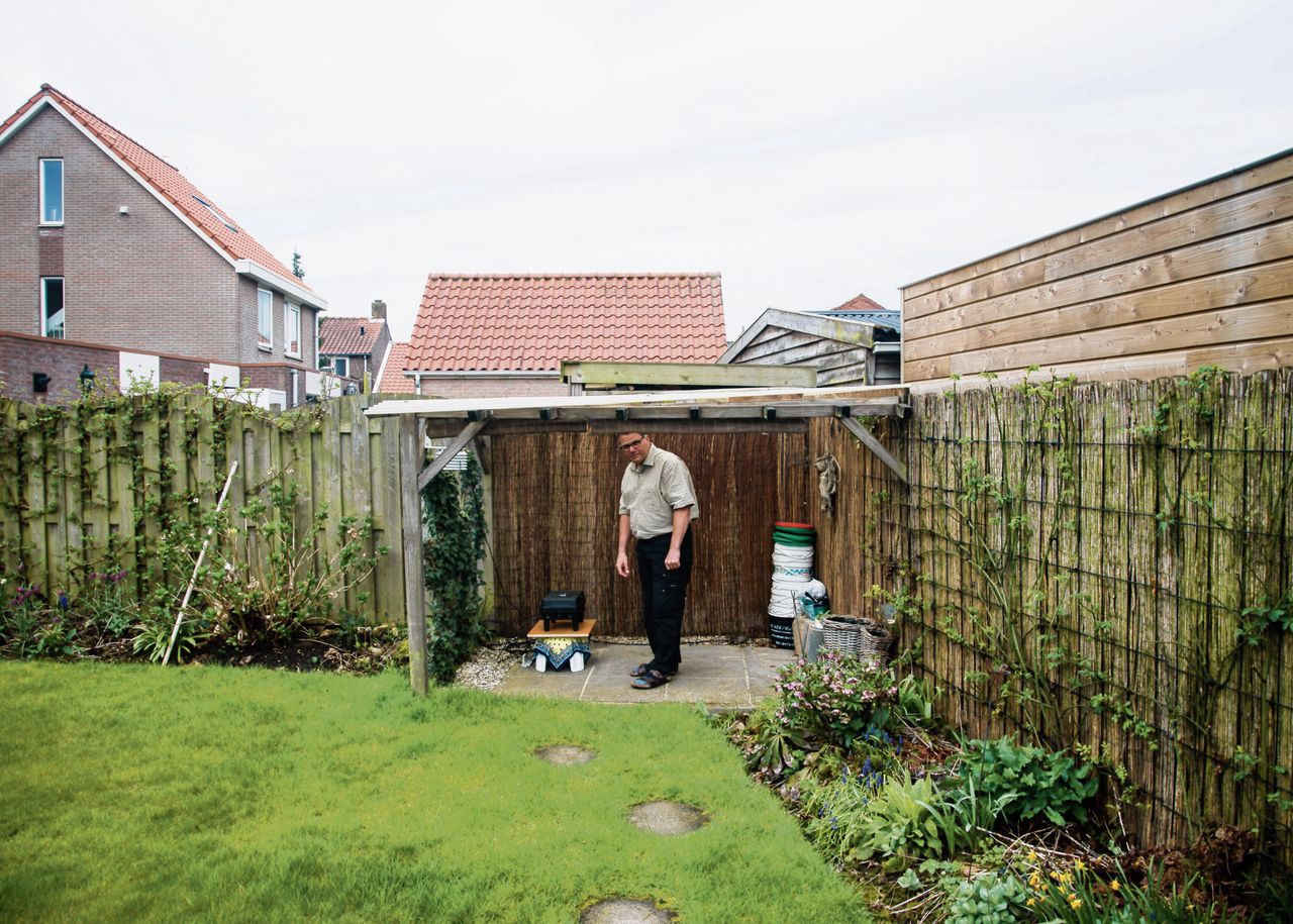 Dieter Pientka meet vanuit zijn tuin in het Zeeuwse ’s-Gravenpolder de luchtkwaliteit. Houtrook verslechtert die.