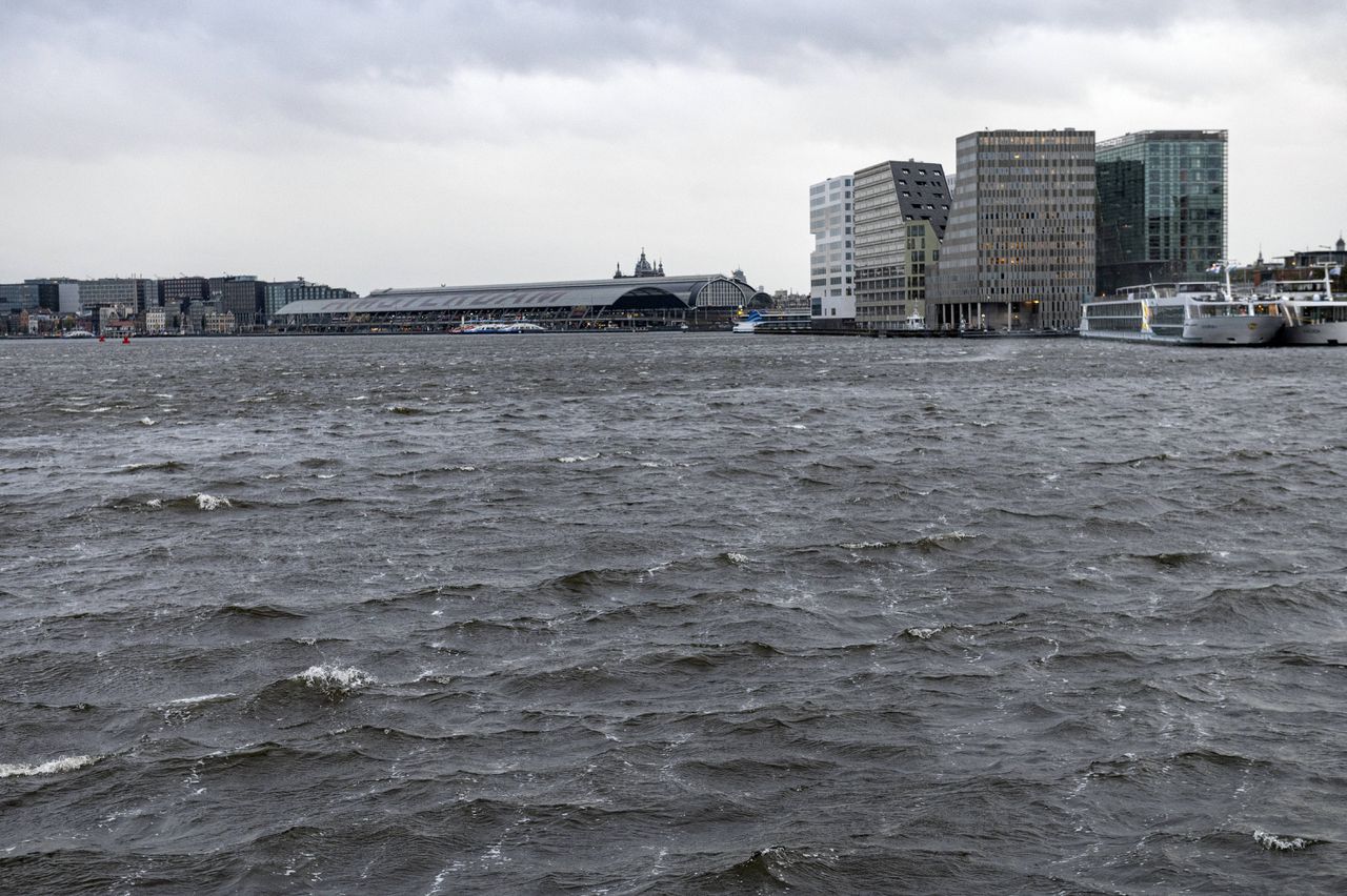 Reconstructie: zo ontkwam Amsterdam bij storm Ciarán ternauwernood aan een overstroming 
