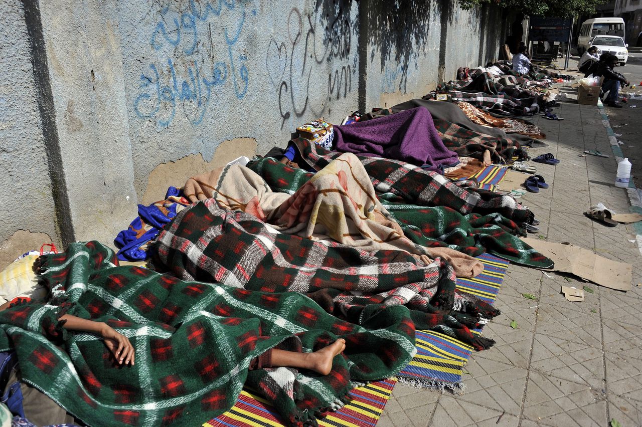 Vluchtelingen uit Eritrea slapen op de stoep in Jemen. Ze wachten op hulp van VN-vluchtelingeninstantie UNHCR.