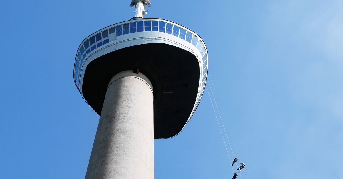 Abseilen vanaf de Euromast: ‘Het engste is dat je op 100 meter hoogte naar achter moet hellen’