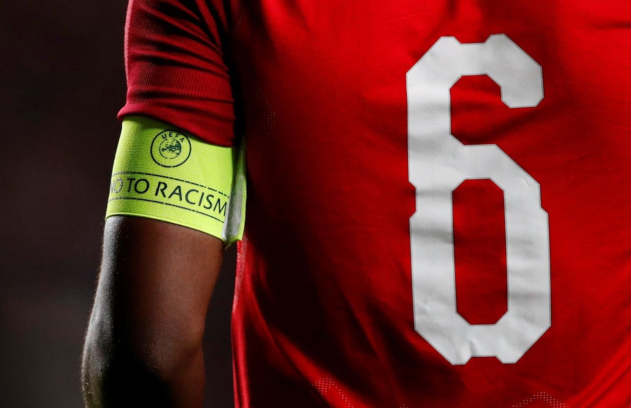 Tijdens internationale wedstrijden dragen aanvoerders een band met de UEFA-boodschap ‘No To Racism’.