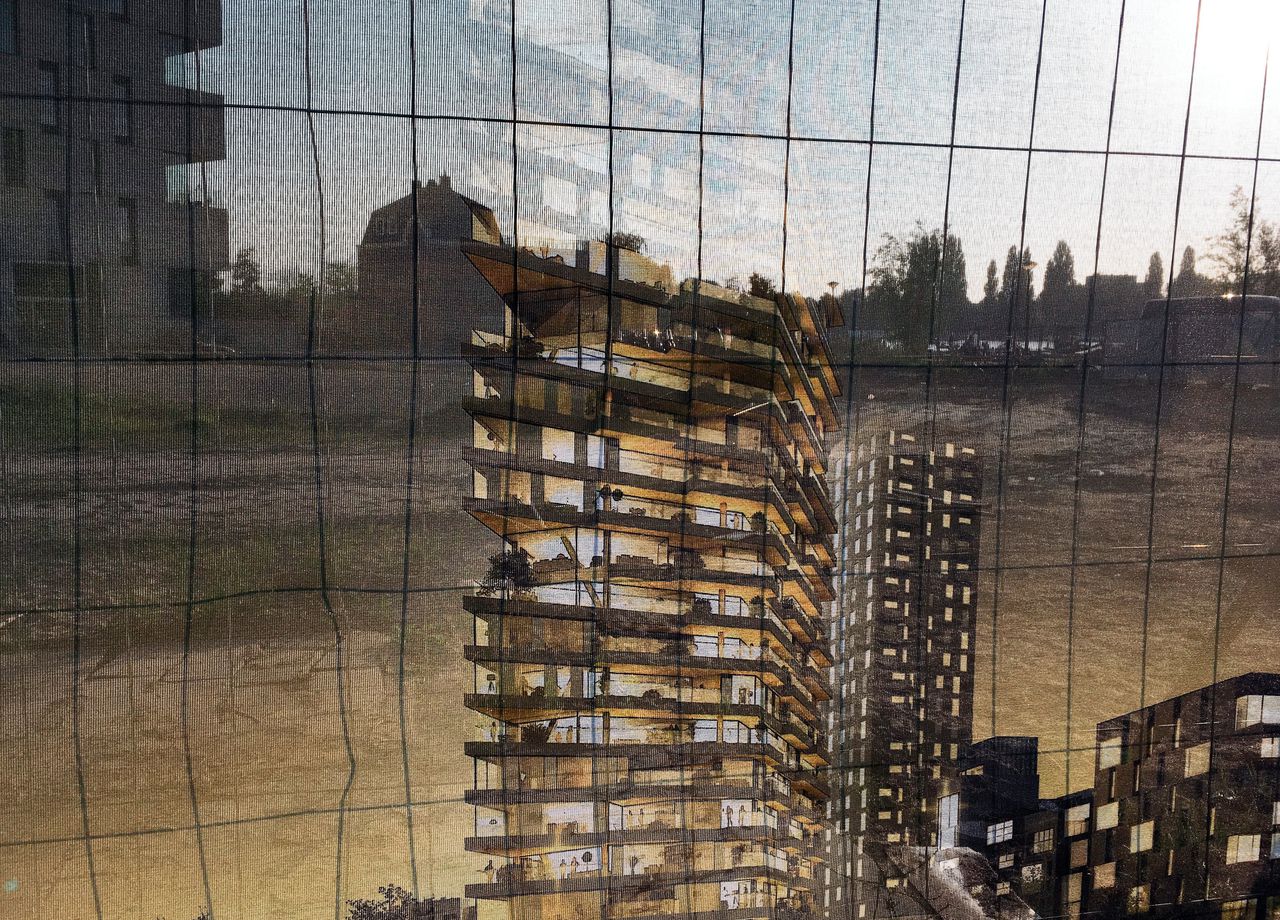 De bouwplaats van appartementencomplex Haut in Amsterdam, een houten woontoren van 73 meter.