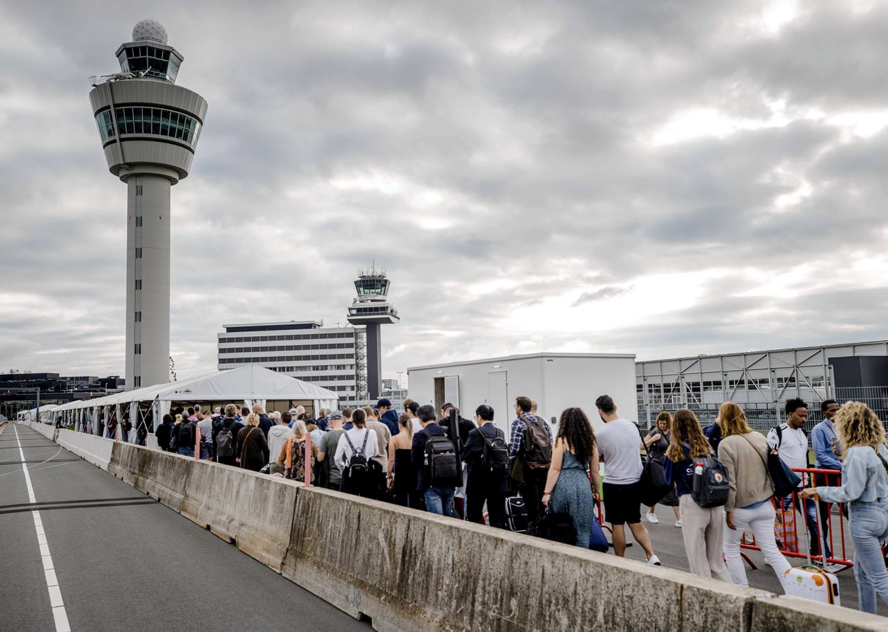KLM annuleert maandag 42 vluchten vanwege drukte op Schiphol 