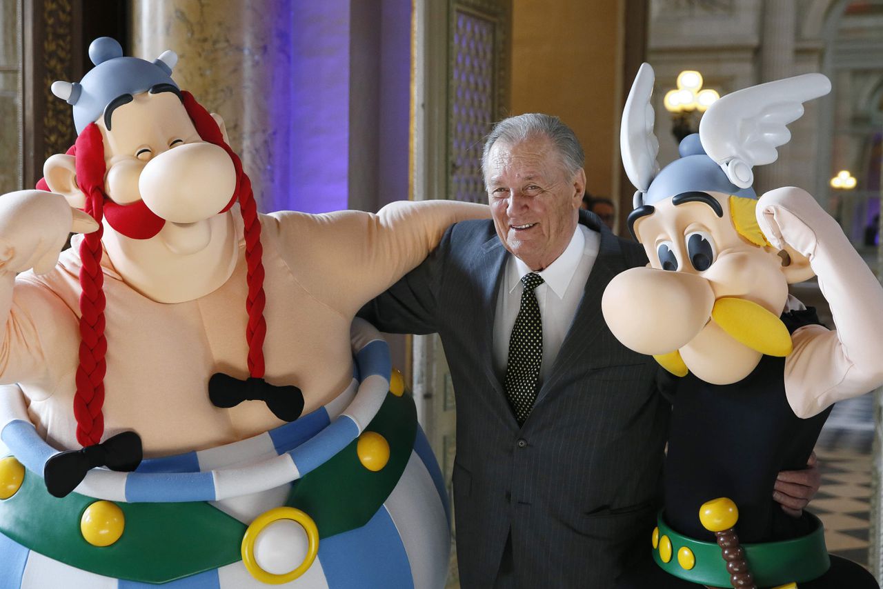 Albert Uderzo poseert met twee levensgrote weergaven van zijn personages Asterix en Obelix.