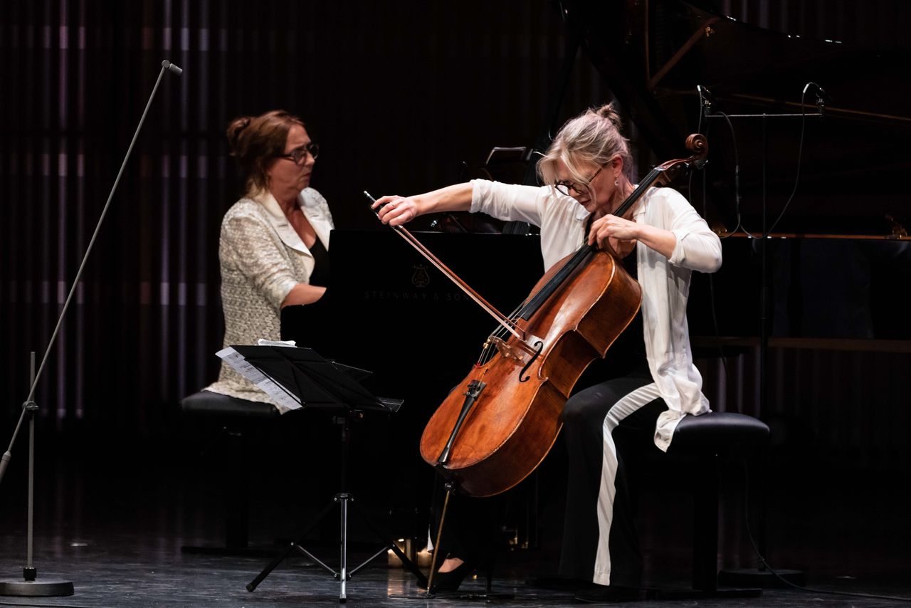 Cellist Larissa Groeneveld en pianiste Ellen Corver spelen ‘Behind the Moon’ van Calliope Tsoupaki.