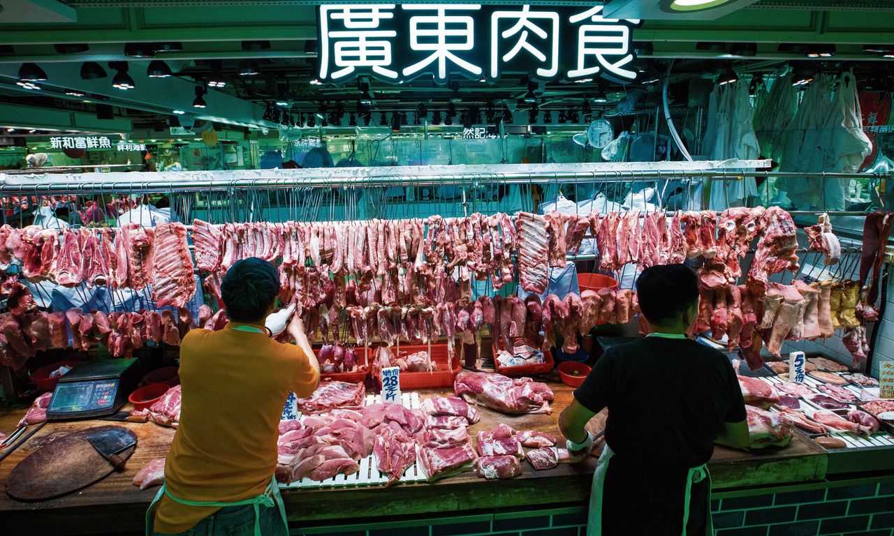 Varkensvlees op een markt in Hongkong. De prijzen stijgen door een uitbraak van Afrikaanse varkenspest.