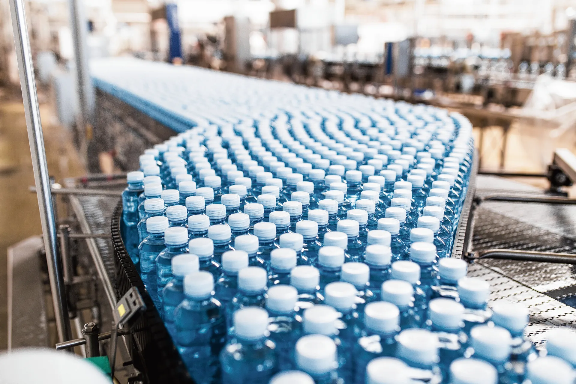 Foto van productielijn van plastic flesjes water
