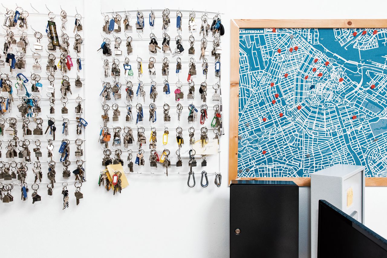 Een muur met sleutels van een zogenoemd ‘sleutelbedrijf’ in Amsterdam, dat via Airbnb al deze panden verhuurt.