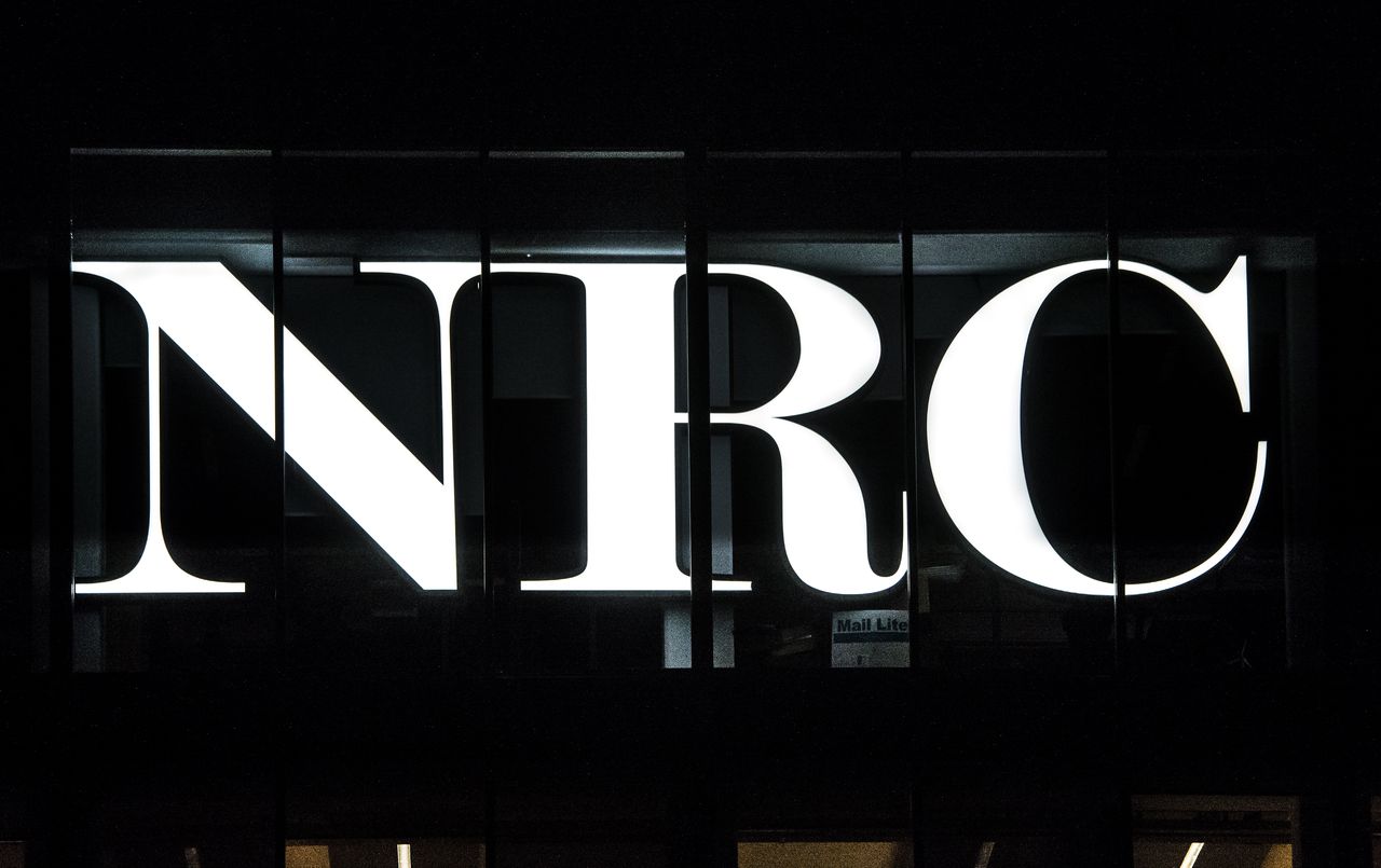 Logo op de gevel van NRC in Amsterdam. De Belgische groep Mediahuis neemt het Nederlandse NRC Media mogelijk over.