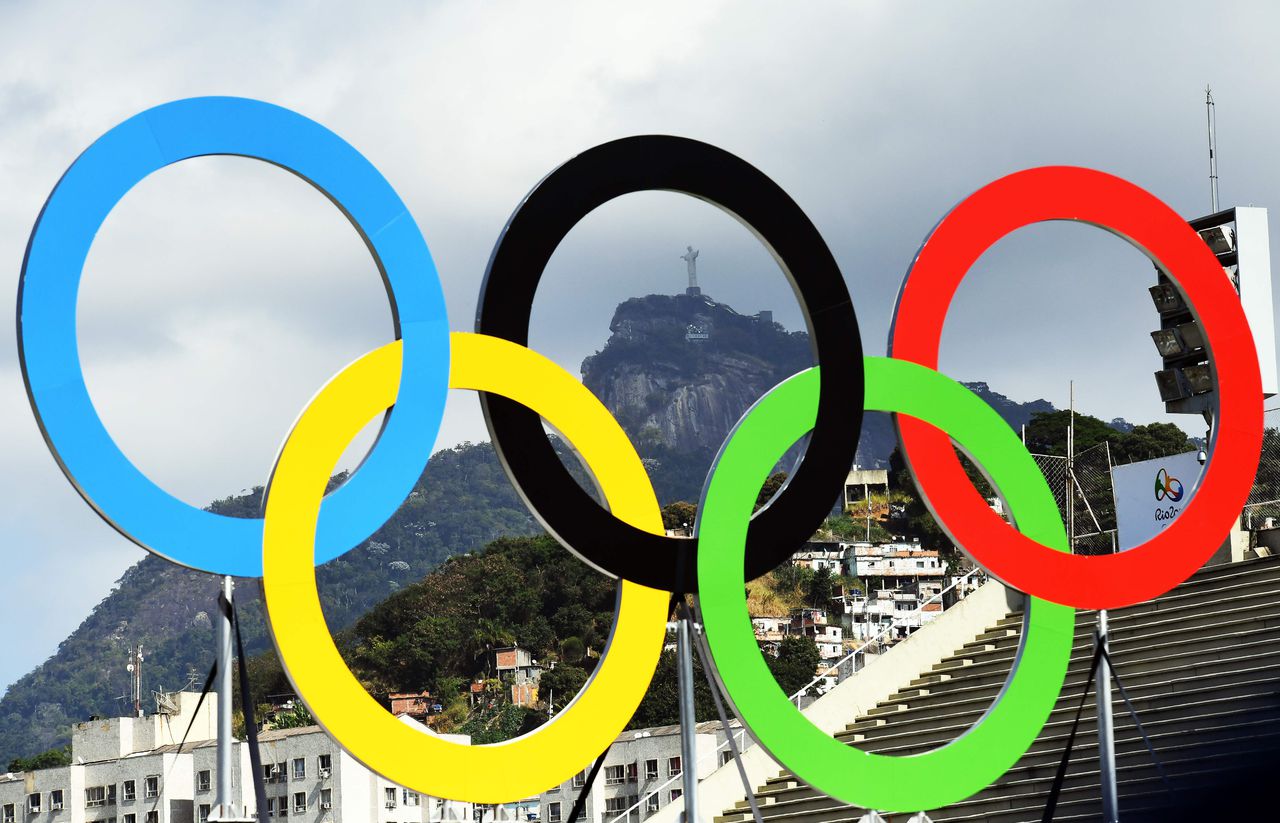 De Olympische ringen met op de achtergrond het Christusbeeld in Rio.