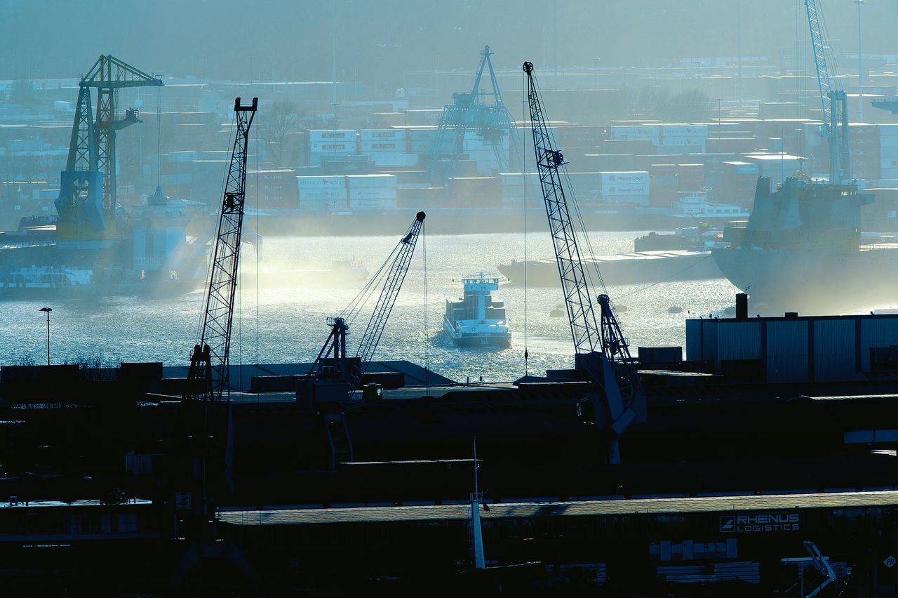 Containeroverslag in de Rotterdamse haven.
