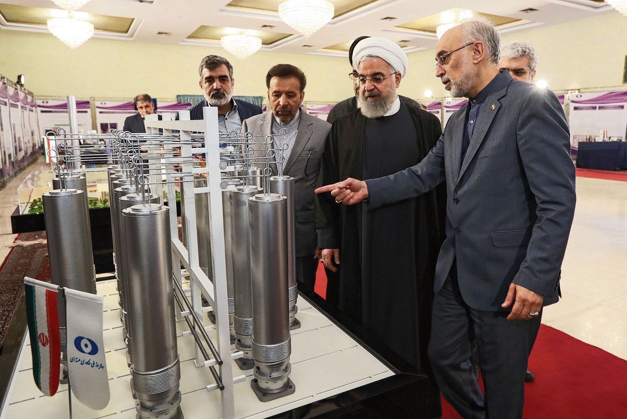 Op dit beeld, vrijgegeven door het kantoor van president Rohani, is hij op bezoek bij Iraanse organisatie voor nucleaire technologie in Teheran, op 9 april.