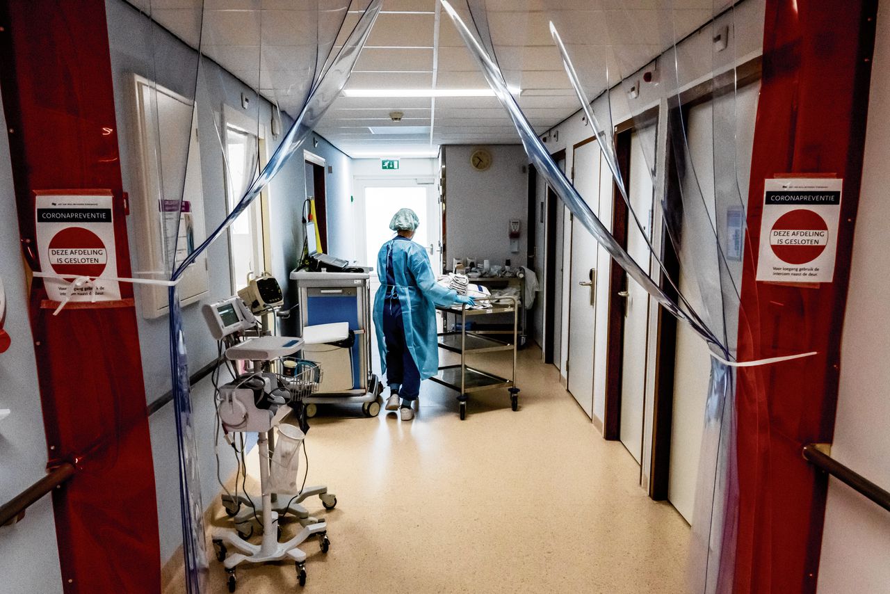 Verpleegkundigen behandelen een coronapatiënt op de corona-afdeling in het Van Weel-Bethesda Ziekenhuis in Dirksland.