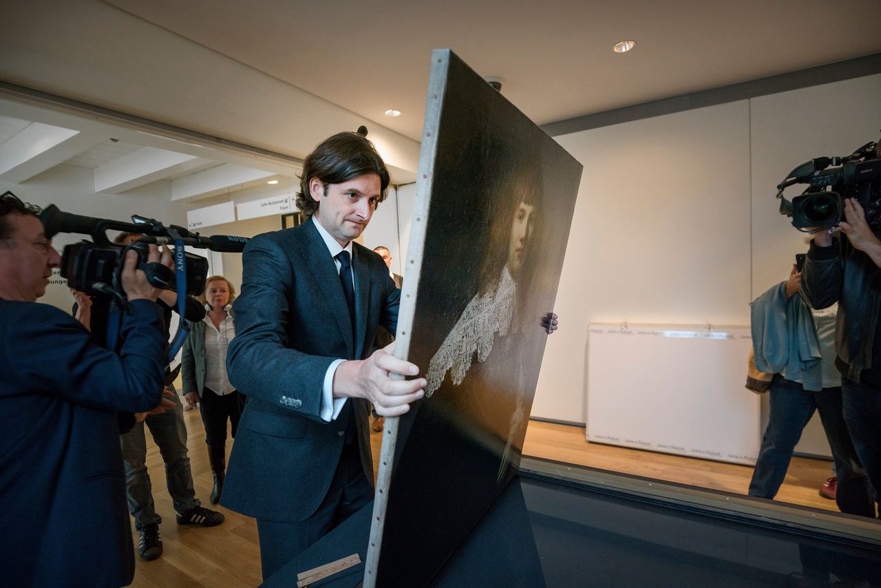 Kunsthandelaar Jan Six presenteert in 2018 de door hem ontdekte Rembrandt: ‘Portret van een jonge man’.