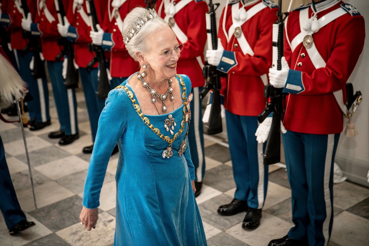 De Deense koningin Margrethe stript haar vier kleinkinderen van hun prinselijke titel zodat ze „hun eigen leven veel meer kunnen vormgeven”.