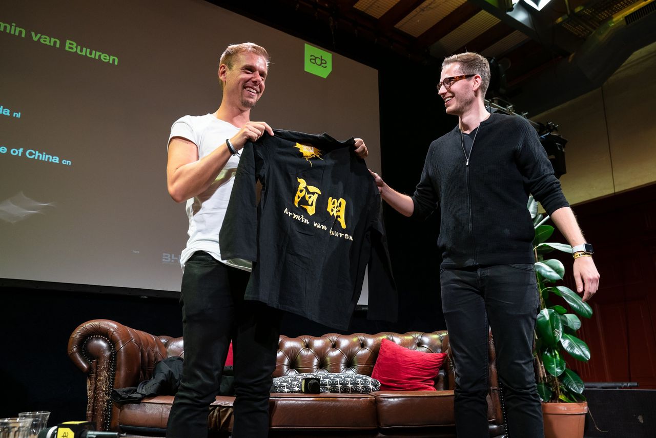 Armin van Buuren krijgt een cadeautje tijdens de bijeenkomst ‘House of China’ op Amsterdam Dance Event.