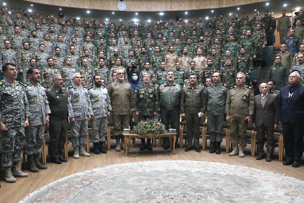 El jefe del ejército iraní, Amir Hatami (centro), posa con oficiales militares y estudiantes en una academia militar en Teherán en una fotografía publicada por la oficina de medios del ejército iraní el miércoles.