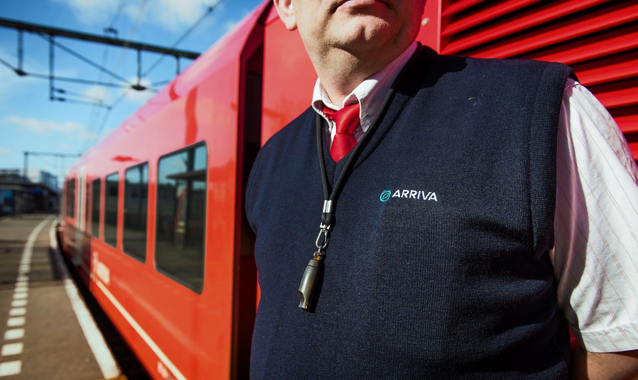 Een conducteur bij een trein van vervoersorganisatie Arriva.