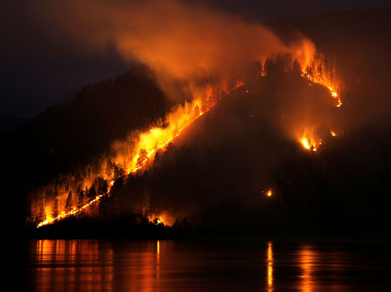 Bosbrand langs de Jenisej-rivier nabij de stad Krasnojarsk.